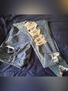 American Eagle  Distressed Blue stretchy Skinny Jeans